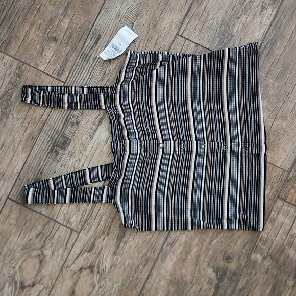 American Eagle lot of 4 tops small. One nwt - Picture 2 of 5